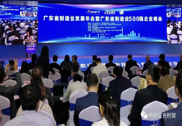 首届中国国际进口博览会开幕 尊龙凯时人生就是搏灯光璀璨添彩